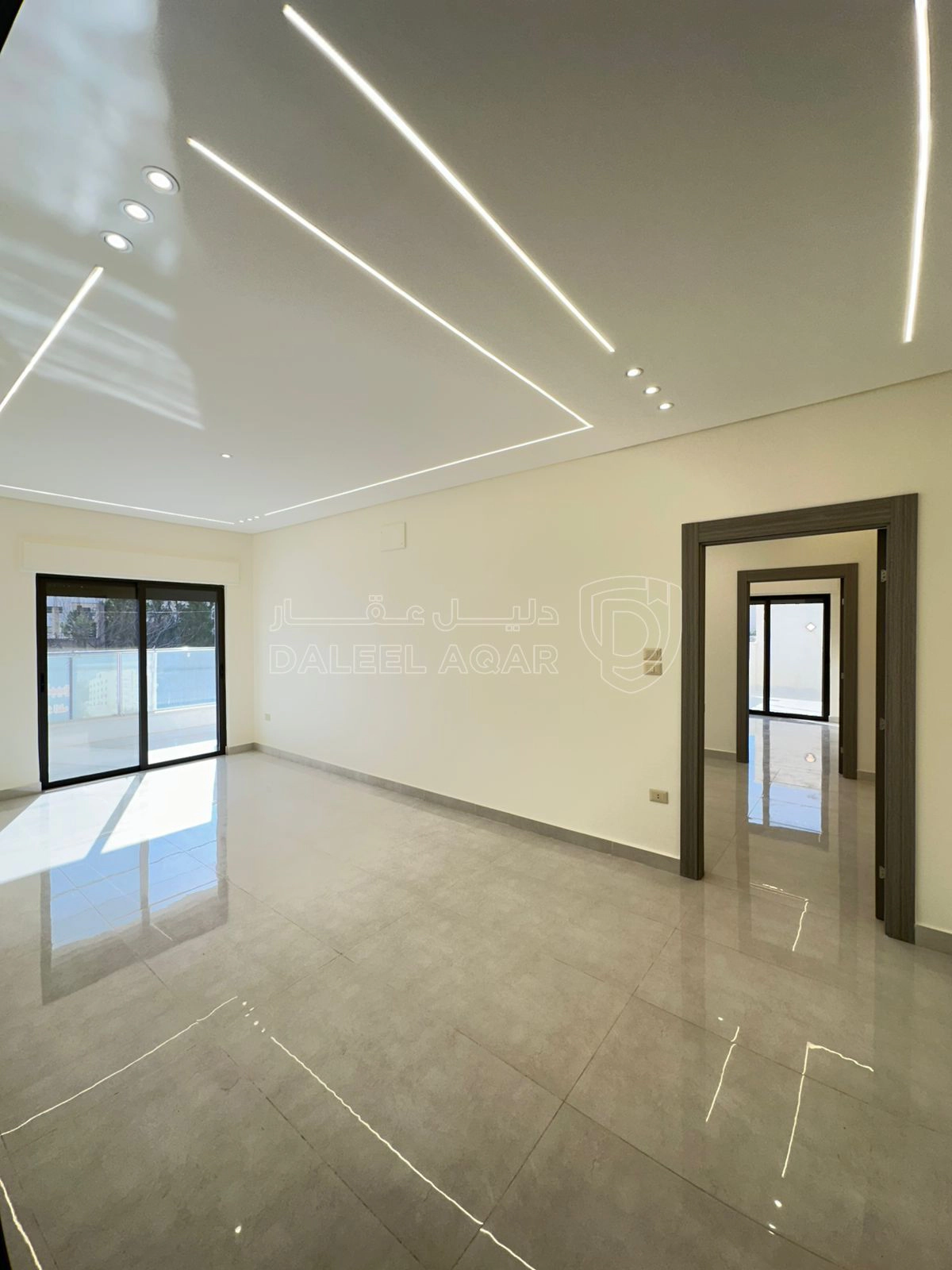 شقة في تبعد 2.5 كم عن شارع المطار  - 75,000 دأ - صورة 1