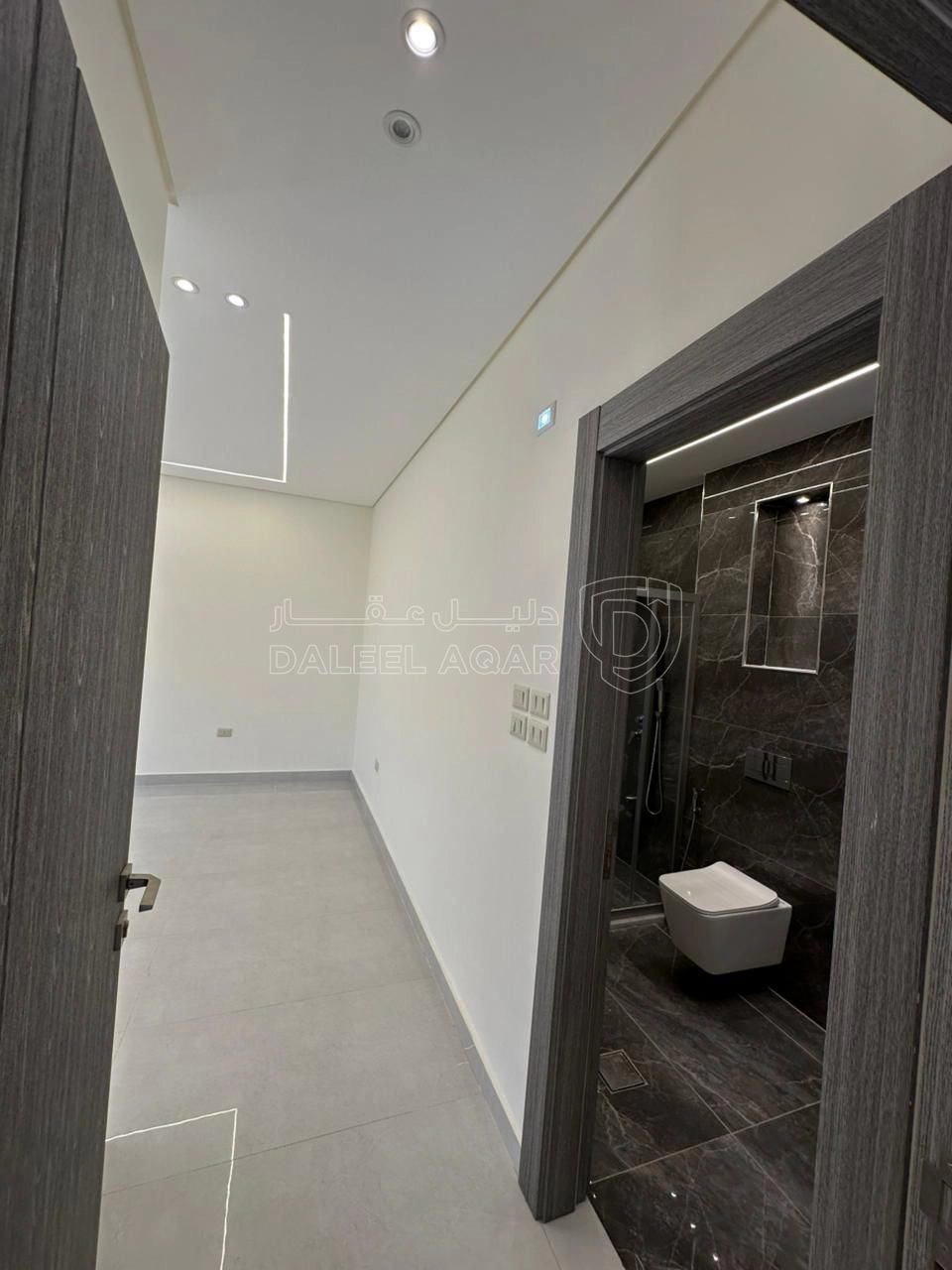 شقة في تبعد 2.5 كم عن شارع المطار  - 75,000 دأ - صورة 1