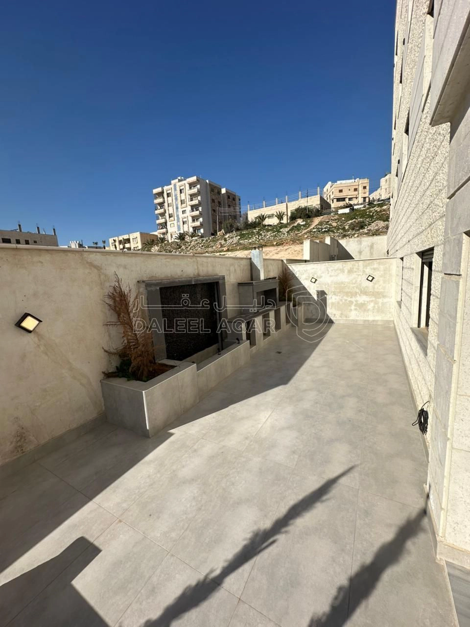 شقة في تبعد 2.5 كم عن شارع المطار  - 75,000 دأ - صورة 1