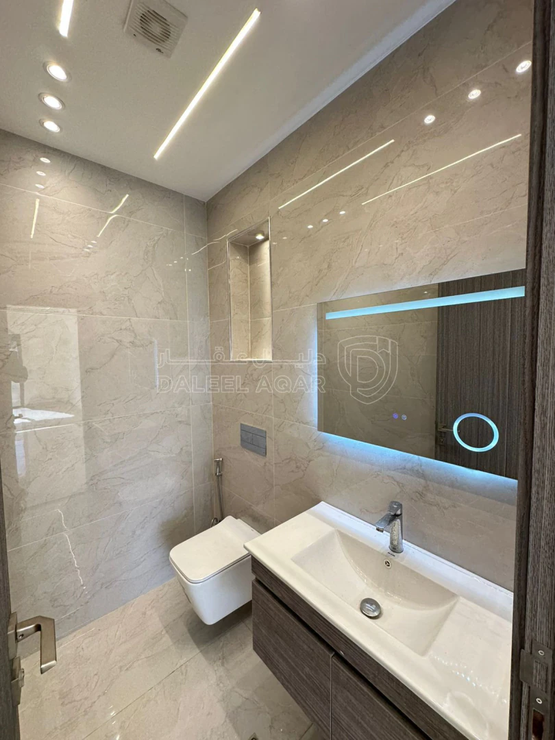 شقة في تبعد 2.5 كم عن شارع المطار  - 75,000 دأ - صورة 1