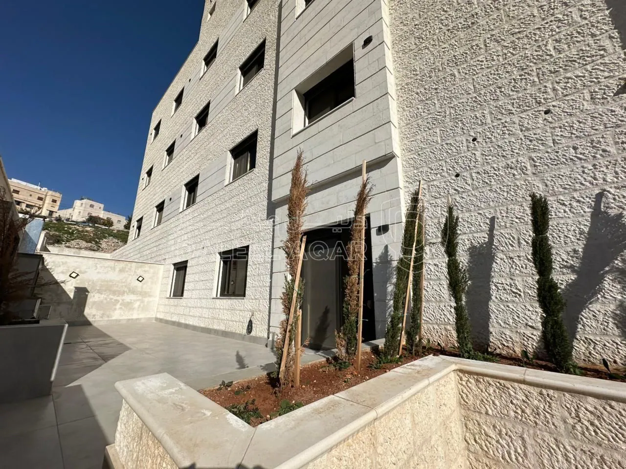 شقة في تبعد 2.5 كم عن شارع المطار  - 75,000 دأ - صورة 1