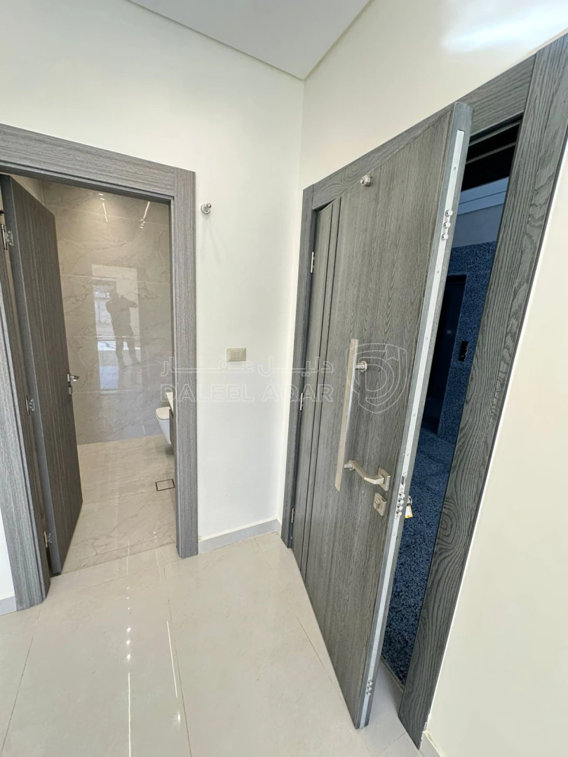 شقة في تبعد 2.5 كم عن شارع المطار  - 75,000 دأ - صورة 1