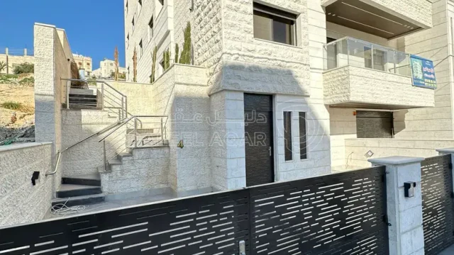 شقة - تبعد 2.5 كم عن شارع المطار  - 75000 دأ