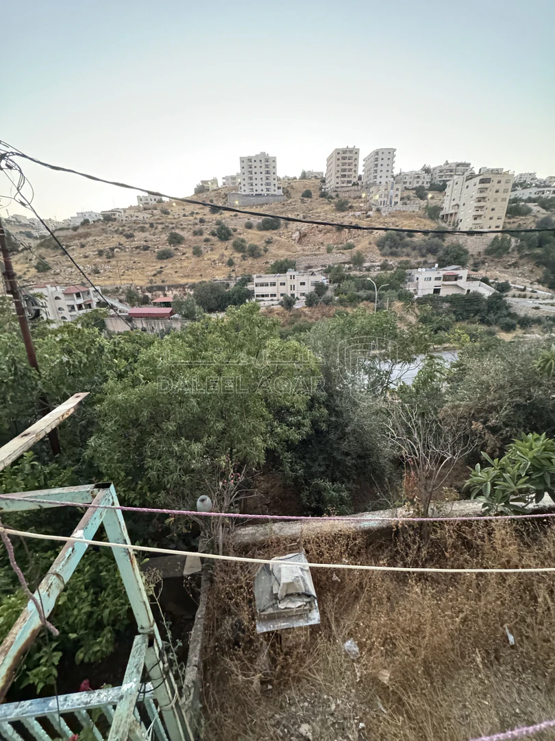 أرض في قطعة أرض تجارية مميزة عليها بيت طابقين  - 300,000 دأ - صورة 1