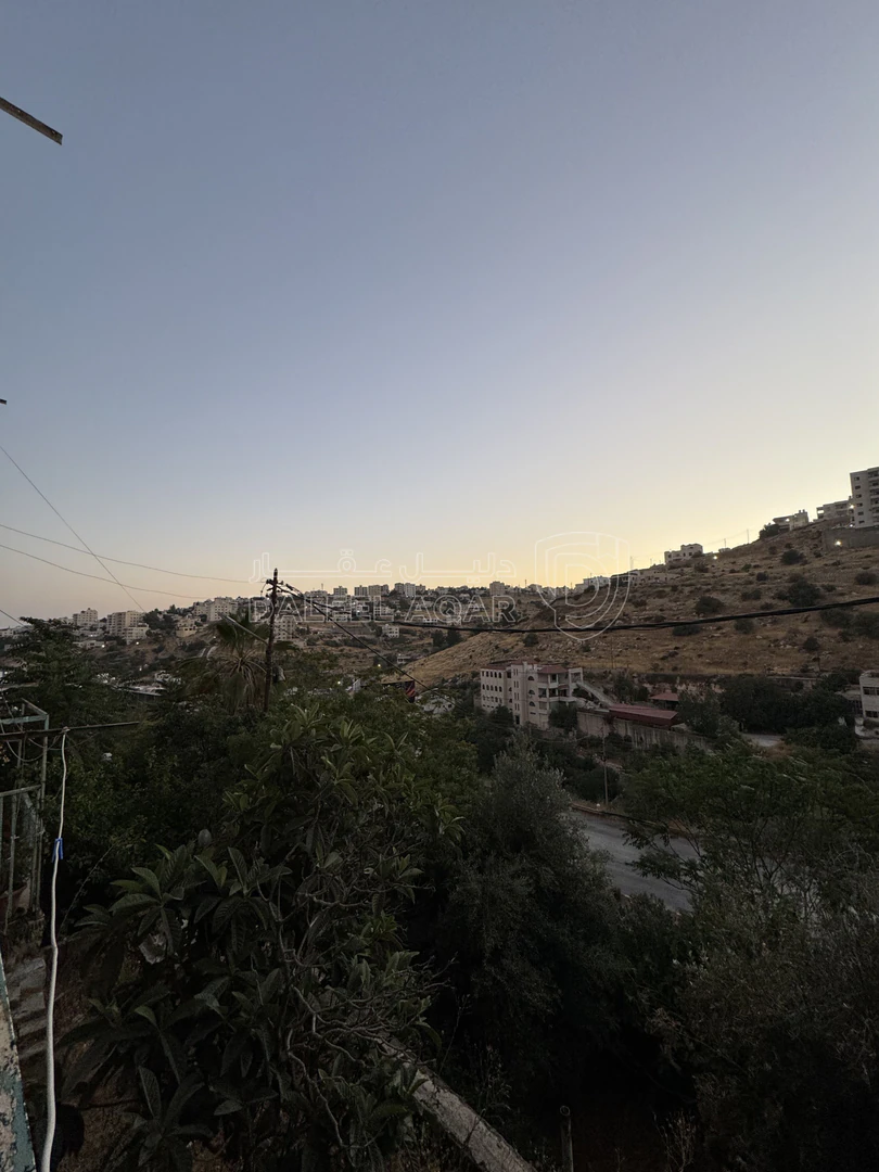 أرض في قطعة أرض تجارية مميزة عليها بيت طابقين  - 300,000 دأ - صورة 1