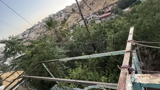 أرض - قطعة أرض تجارية مميزة عليها بيت طابقين  - 300000 دأ