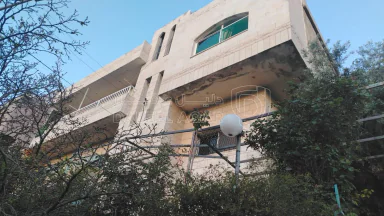 أرض في قطعة أرض تجارية مميزة عليها بيت طابقين  - 300,000 دأ - صورة NaN