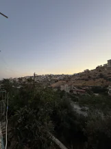 أرض في قطعة أرض تجارية مميزة عليها بيت طابقين  - 300,000 دأ - صورة NaN