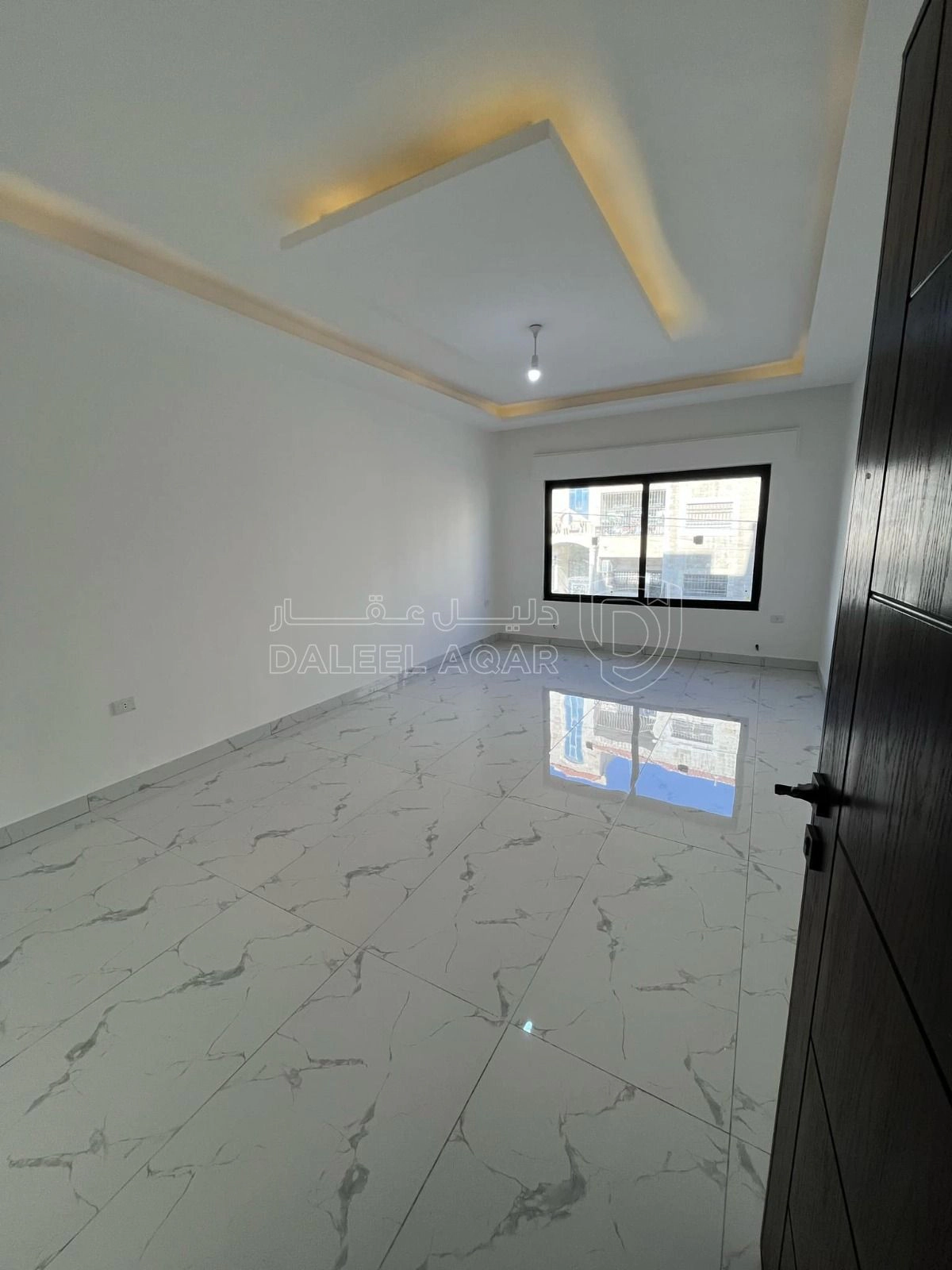 شقة في ثالث مع روف في ضاحية الياسمين تشطيب فندقي  - 85,000 دأ - صورة 1