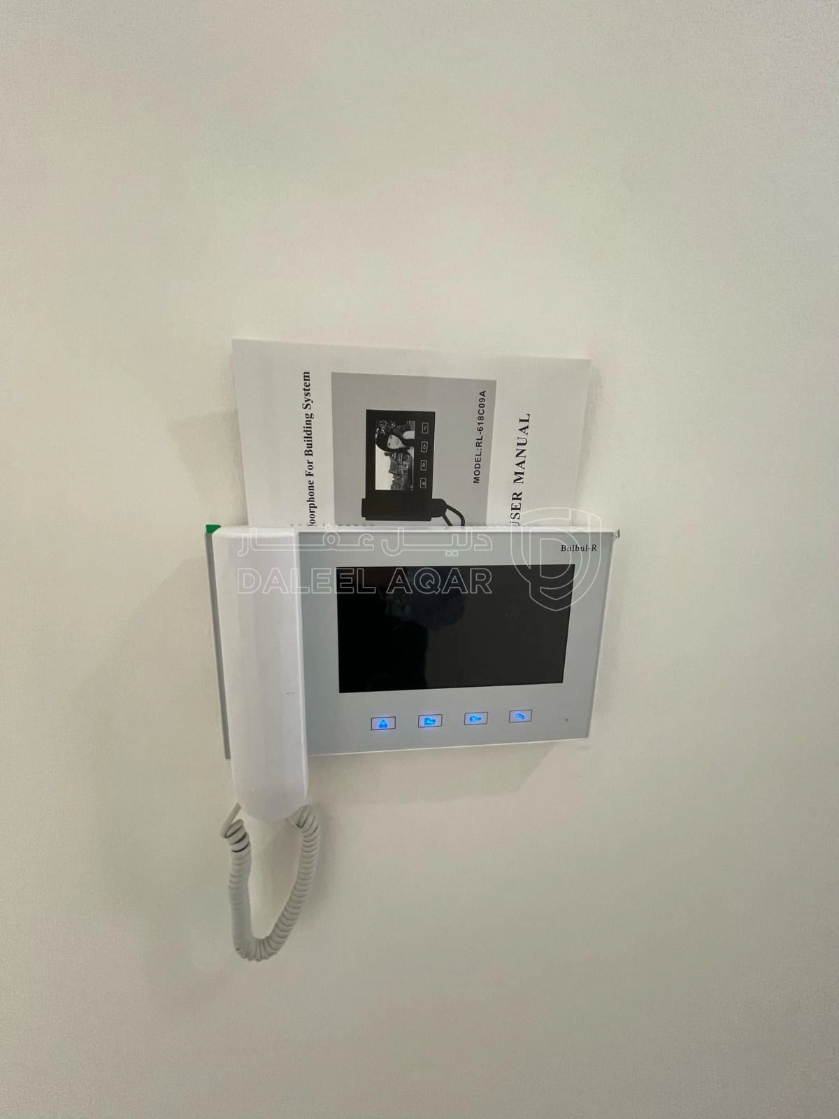 شقة في ثالث مع روف في ضاحية الياسمين تشطيب فندقي  - 85,000 دأ - صورة 1