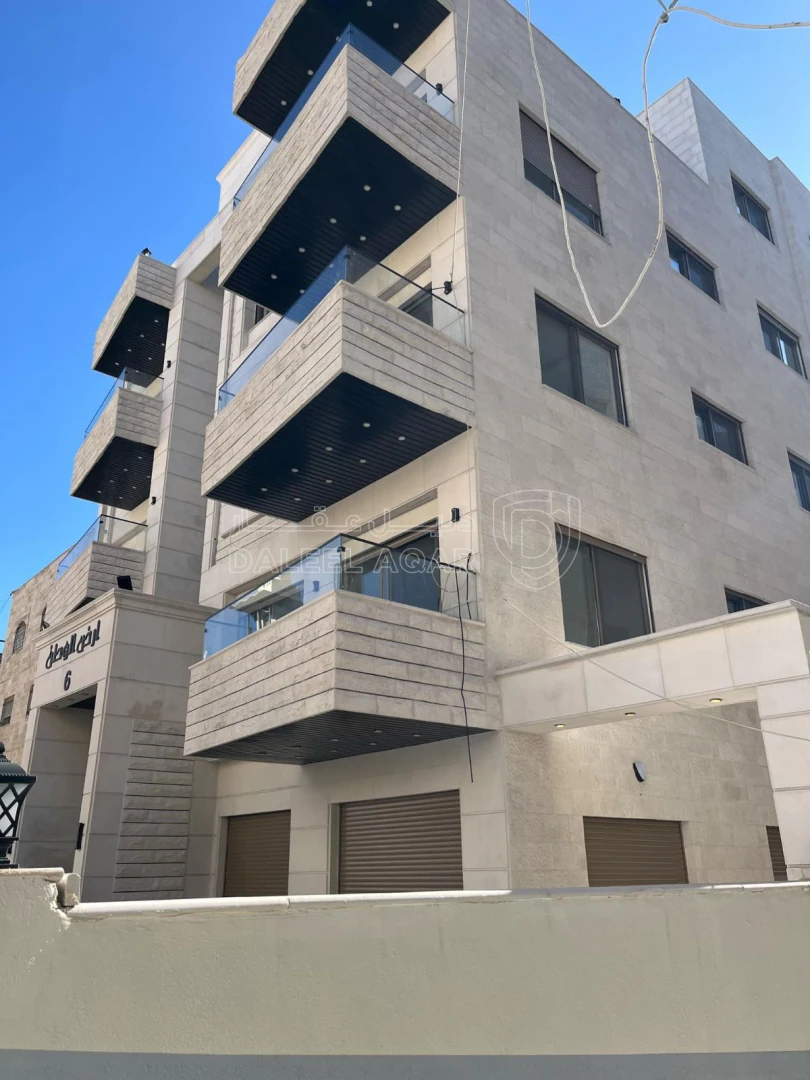 شقة في ثالث مع روف في ضاحية الياسمين تشطيب فندقي  - 85,000 دأ - صورة 1