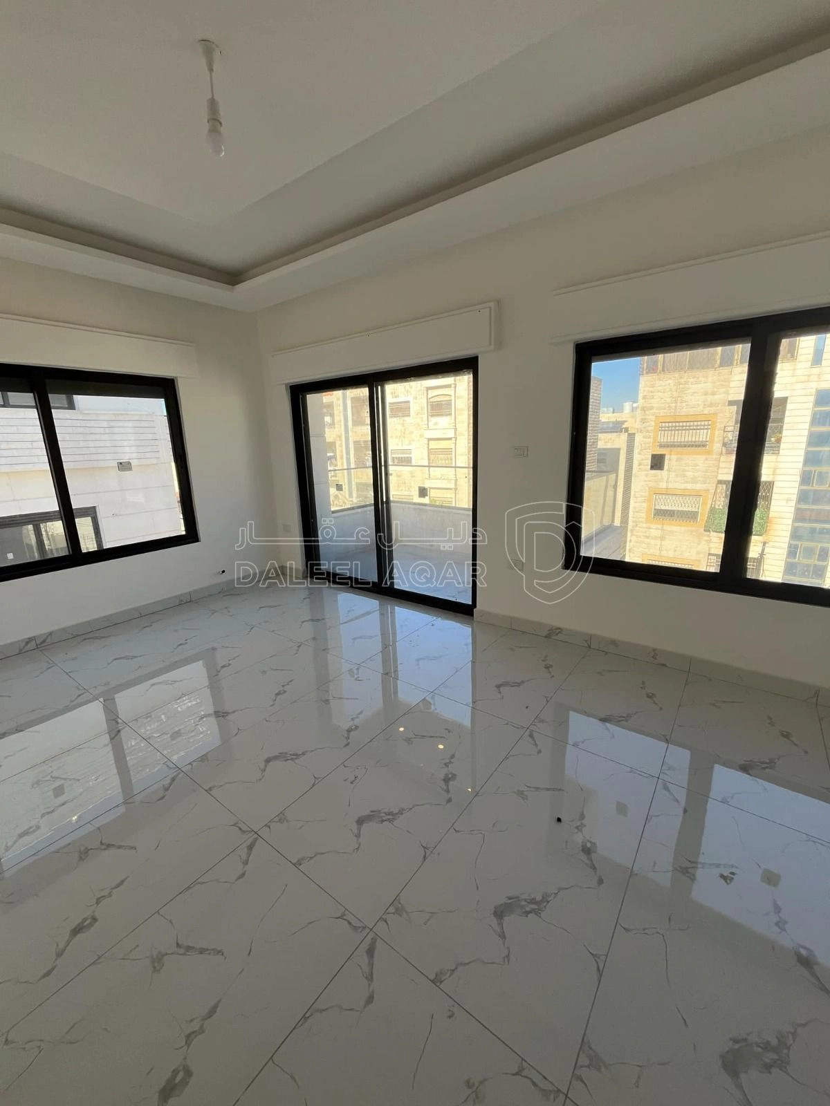 شقة في ثالث مع روف في ضاحية الياسمين تشطيب فندقي  - 85,000 دأ - صورة 1