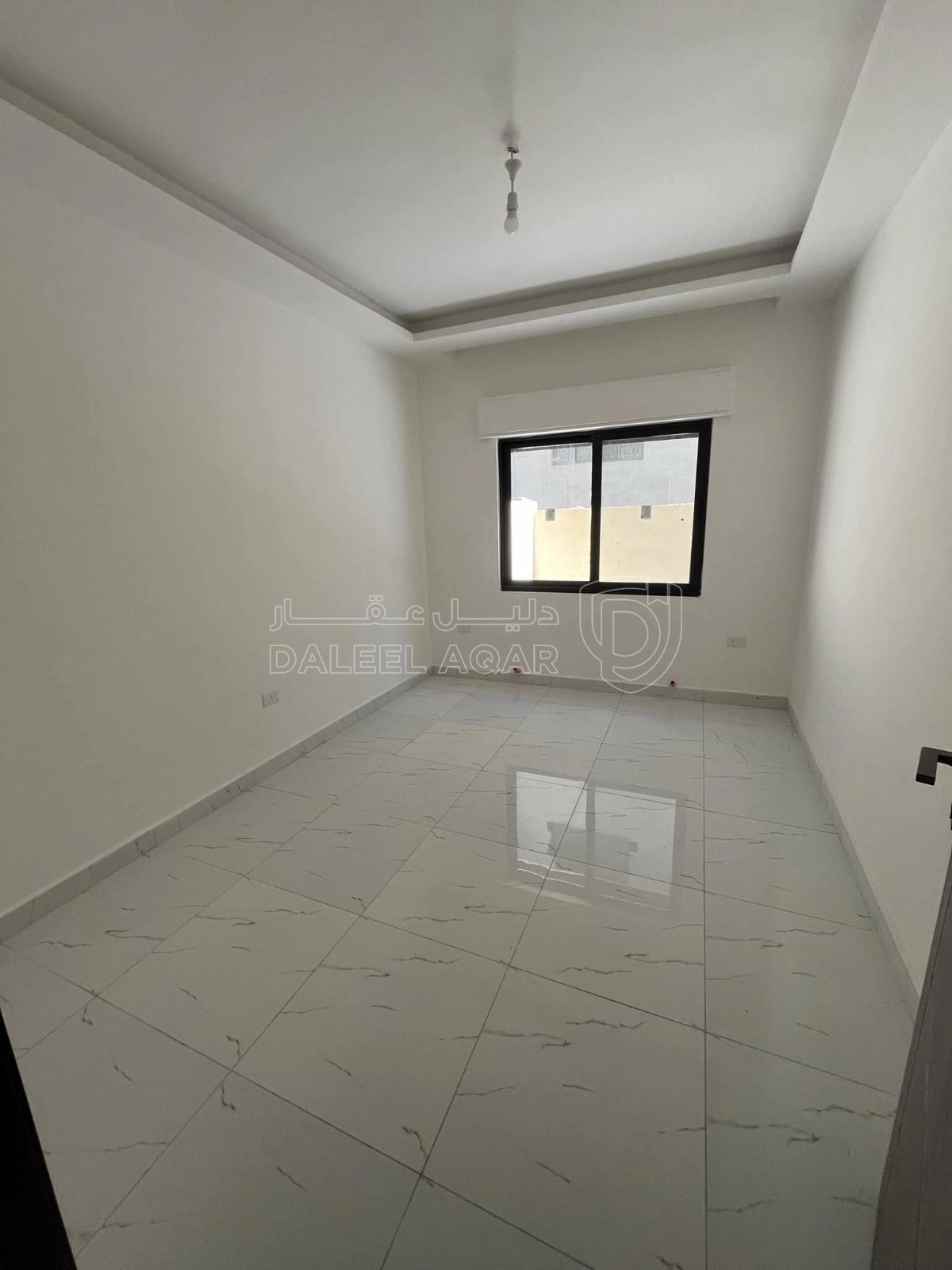 شقة في ثالث مع روف في ضاحية الياسمين تشطيب فندقي  - 85,000 دأ - صورة 1