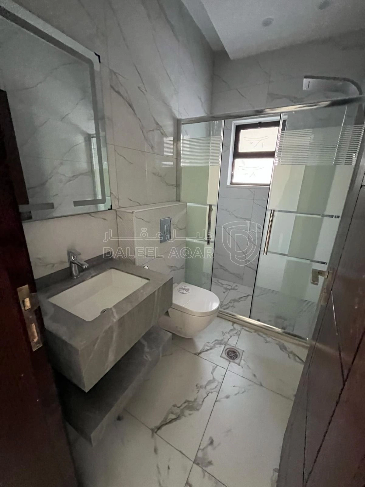 شقة في ثالث مع روف في ضاحية الياسمين تشطيب فندقي  - 85,000 دأ - صورة 1