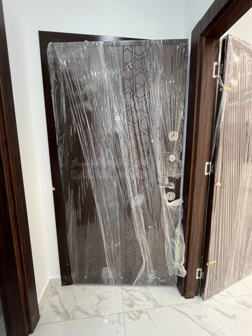 شقة في ثالث مع روف في ضاحية الياسمين تشطيب فندقي  - 85,000 دأ - صورة 1