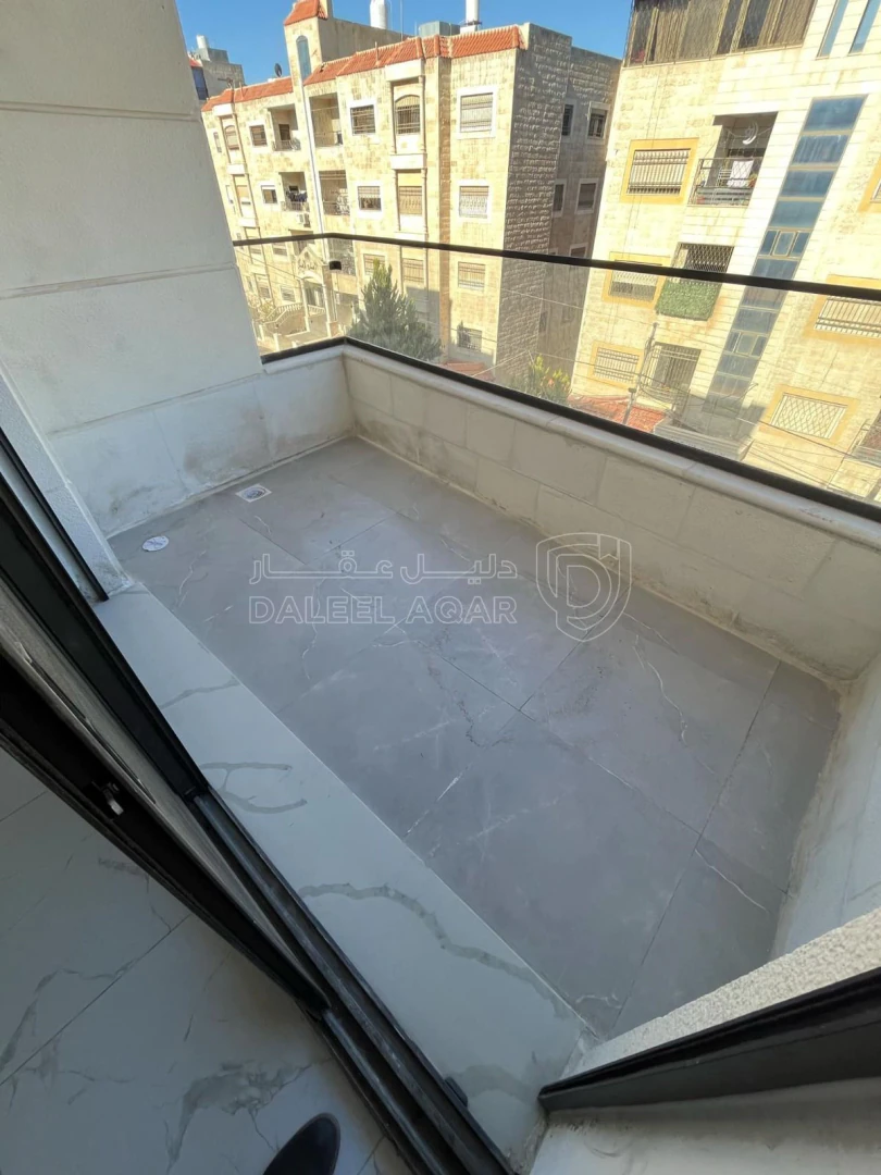 شقة في ثالث مع روف في ضاحية الياسمين تشطيب فندقي  - 85,000 دأ - صورة 1