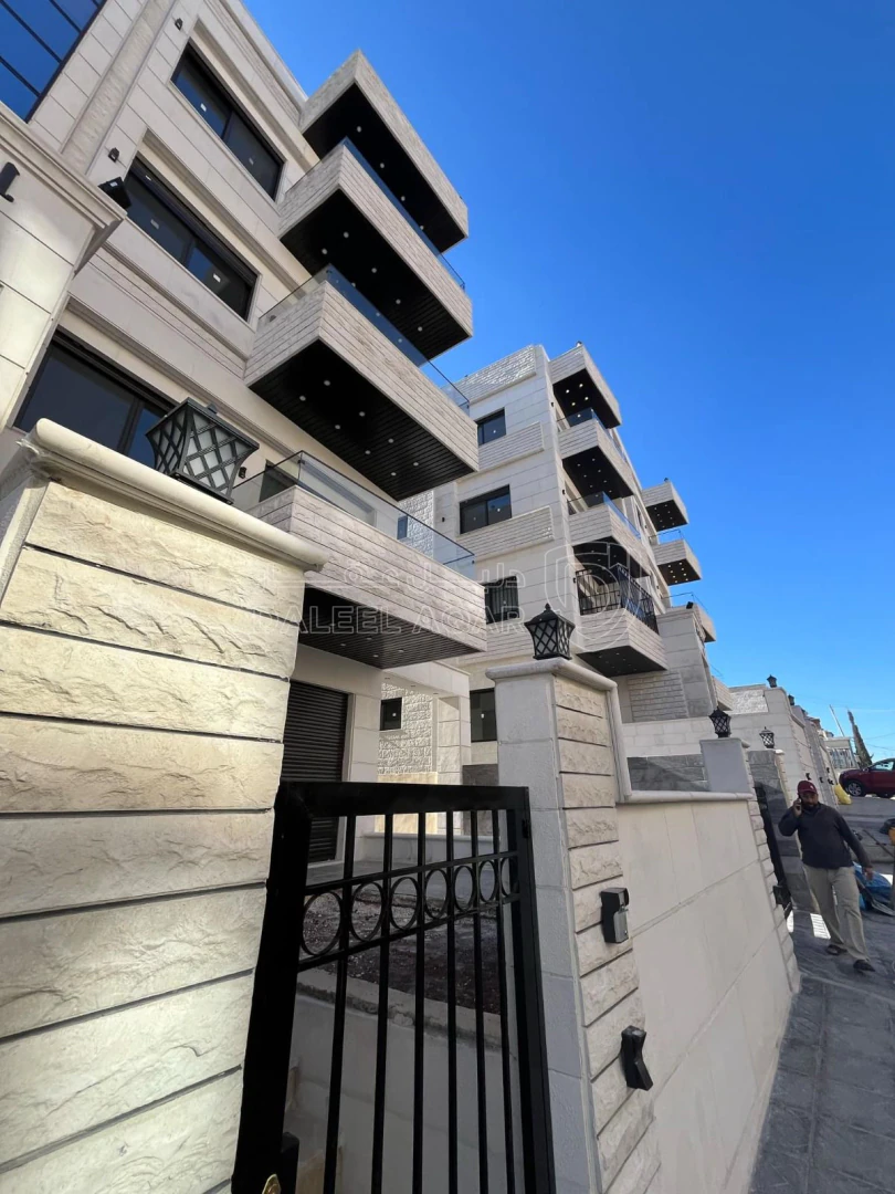 شقة في ثالث مع روف في ضاحية الياسمين تشطيب فندقي  - 85,000 دأ - صورة 1