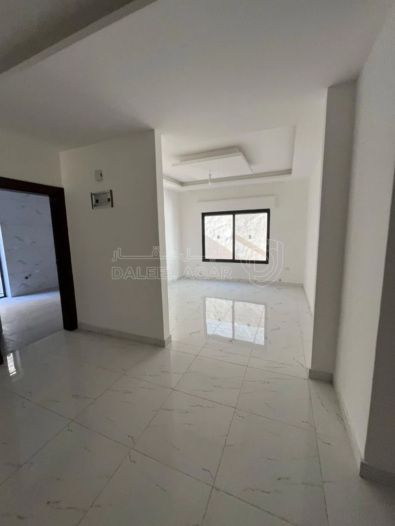 شقة في ثالث مع روف في ضاحية الياسمين تشطيب فندقي  - 85,000 دأ - صورة 1