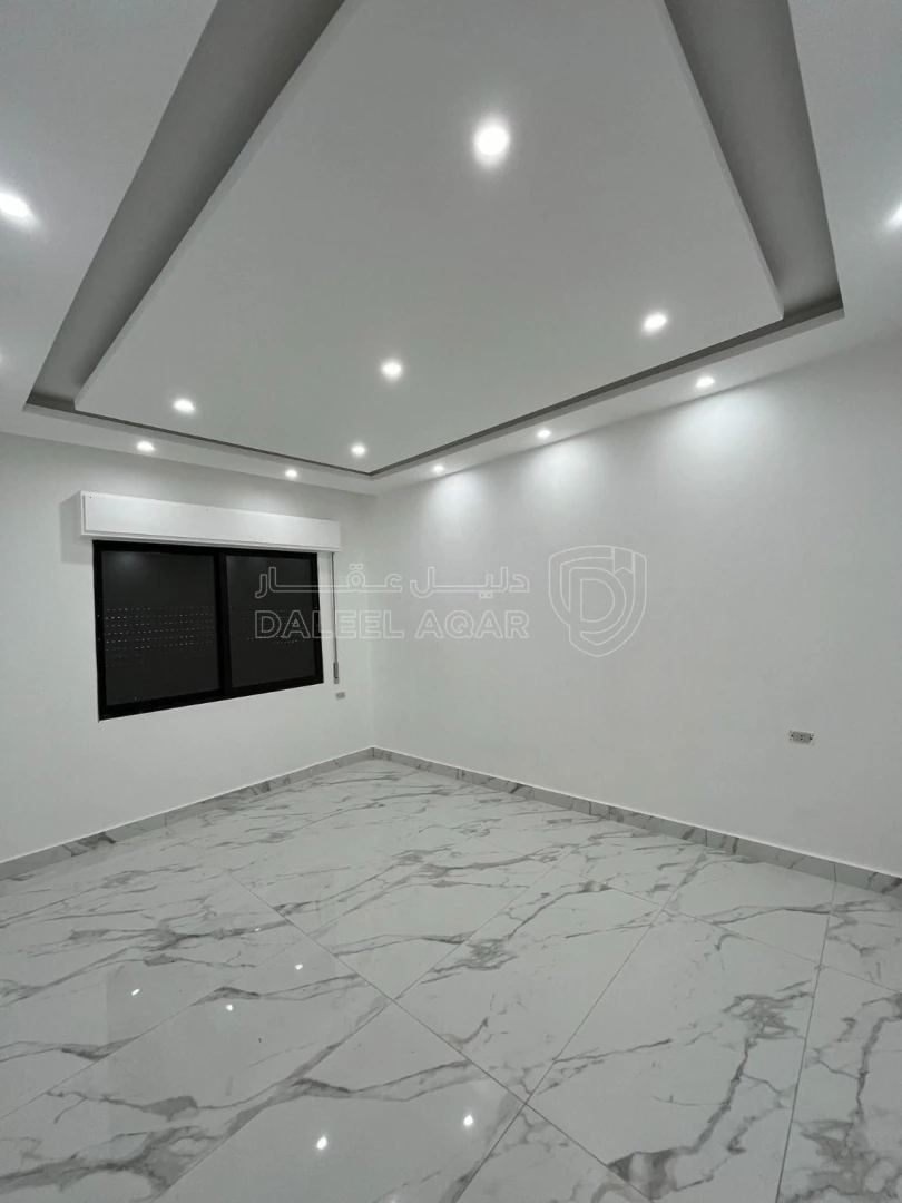 شقة في ثالث مع روف في ضاحية الياسمين تشطيب فندقي  - 85,000 دأ - صورة 1