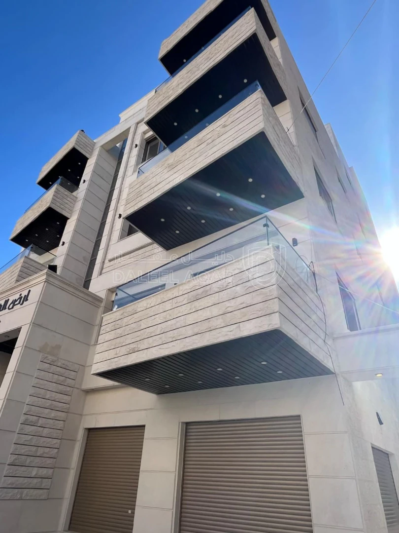 شقة في ثالث مع روف في ضاحية الياسمين تشطيب فندقي  - 85,000 دأ - صورة 1