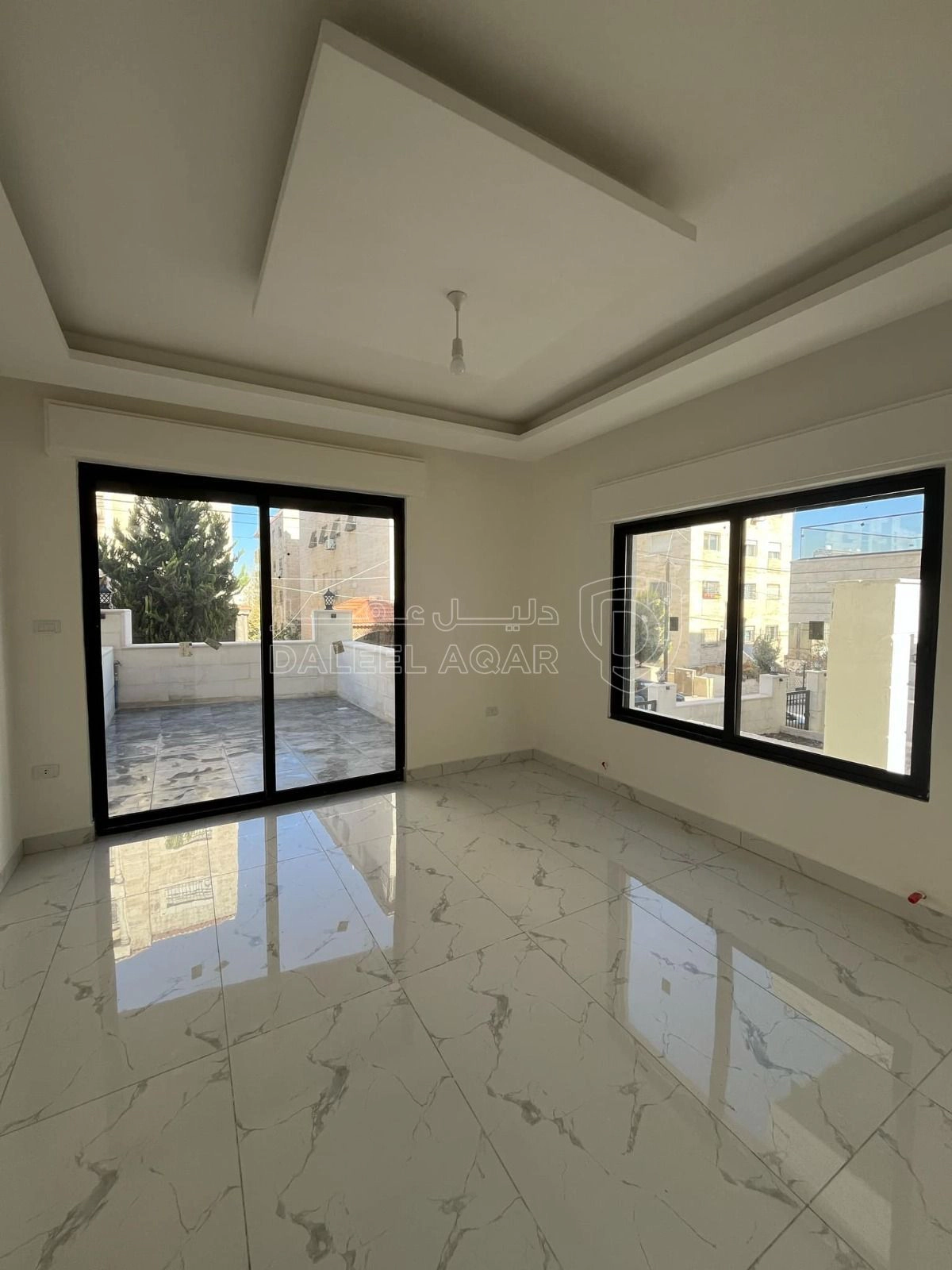 شقة في ثالث مع روف في ضاحية الياسمين تشطيب فندقي  - 85,000 دأ - صورة 1