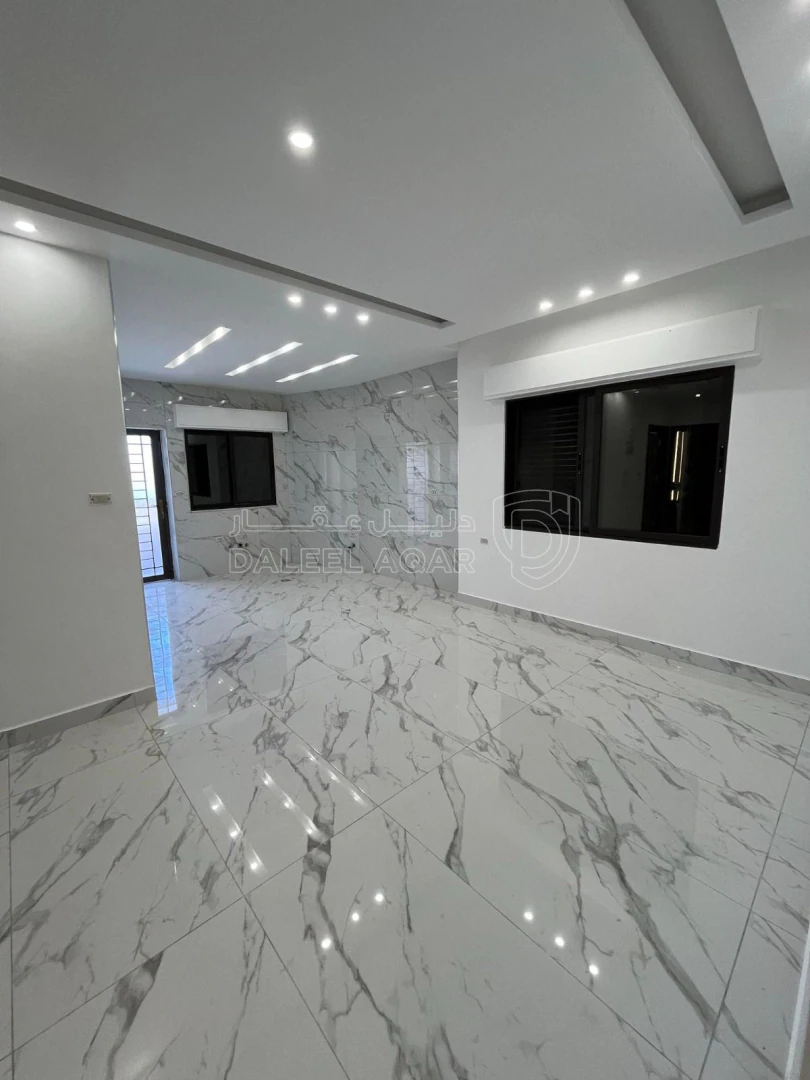 شقة في ثالث مع روف في ضاحية الياسمين تشطيب فندقي  - 85,000 دأ - صورة 1