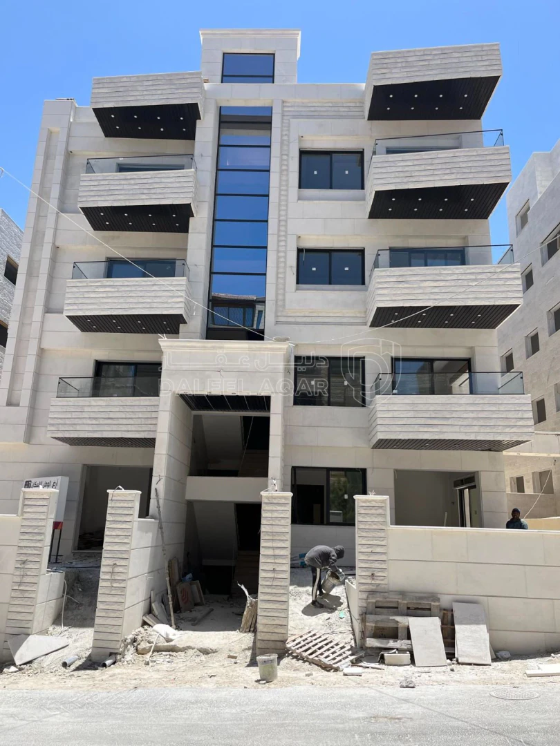 شقة في ثالث مع روف في ضاحية الياسمين تشطيب فندقي  - 85,000 دأ - صورة 1