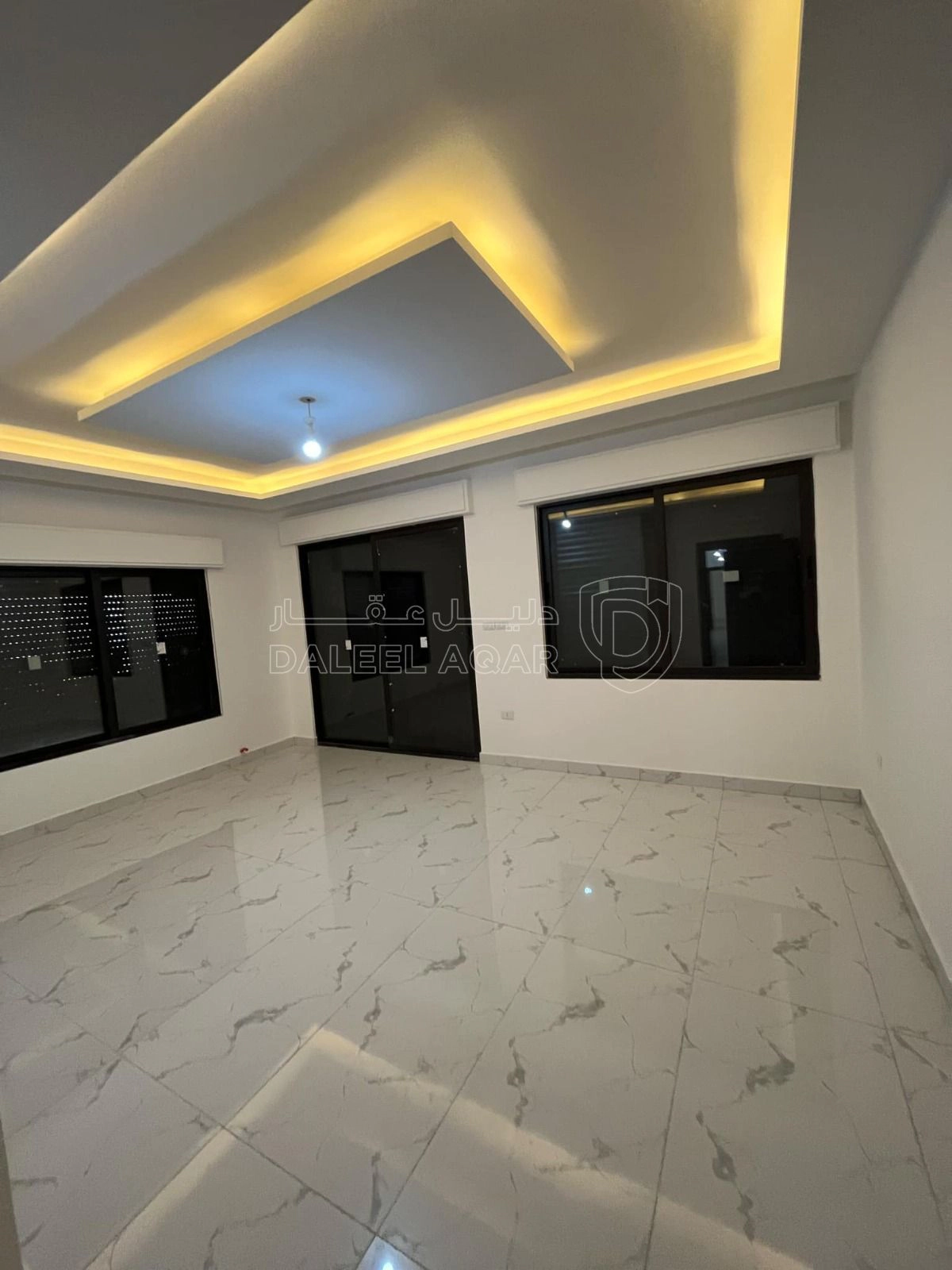 شقة في ثالث مع روف في ضاحية الياسمين تشطيب فندقي  - 85,000 دأ - صورة 1