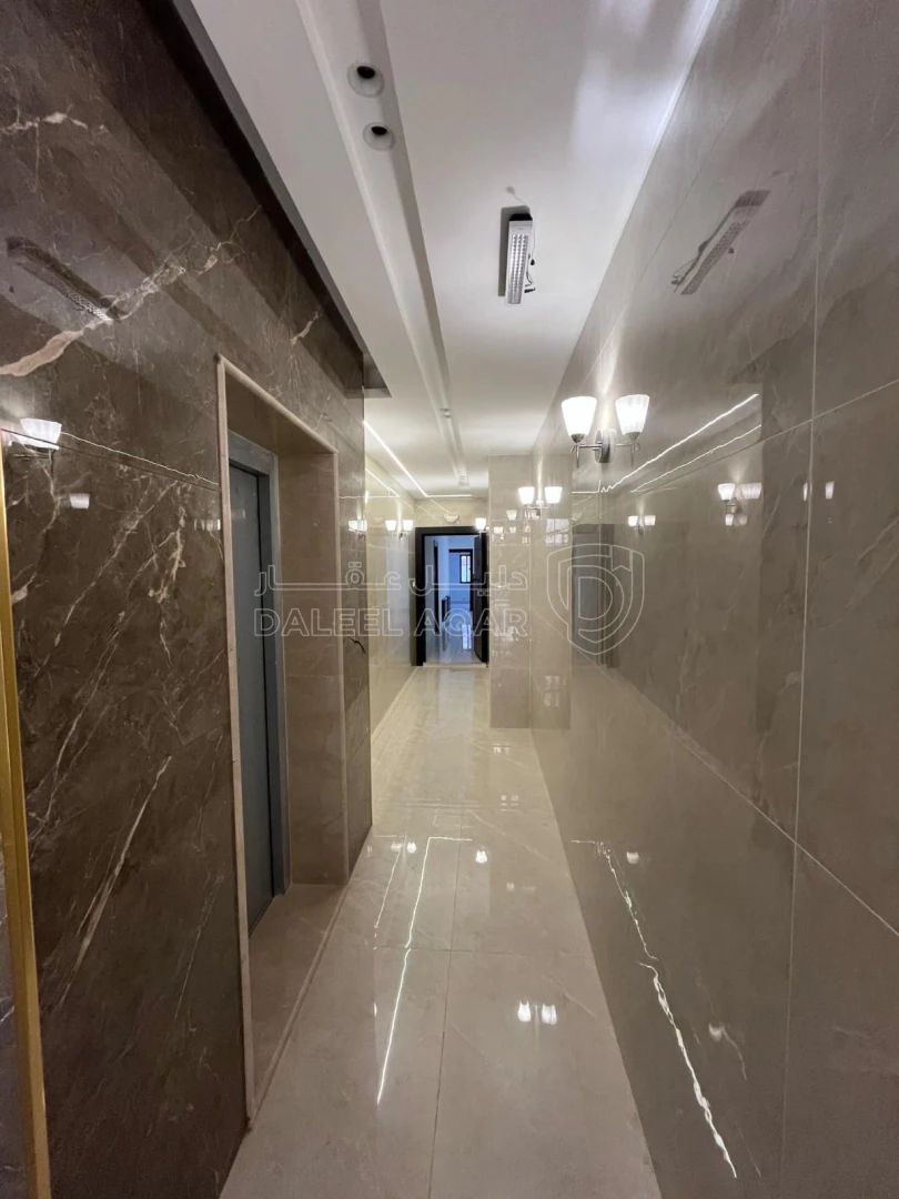 شقة في ثالث مع روف في ضاحية الياسمين تشطيب فندقي  - 85,000 دأ - صورة 1