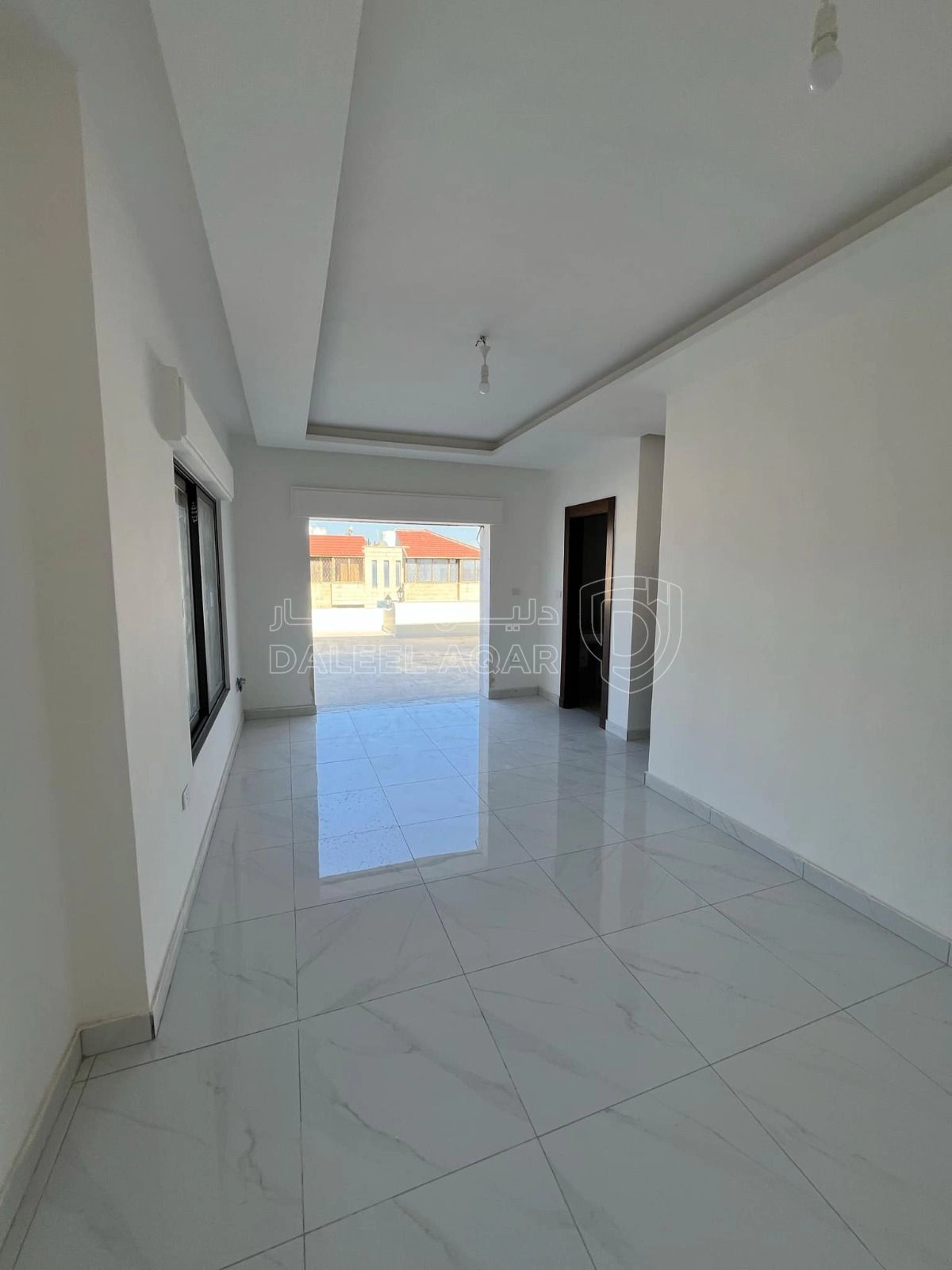 شقة في ثالث مع روف في ضاحية الياسمين تشطيب فندقي  - 85,000 دأ - صورة 1