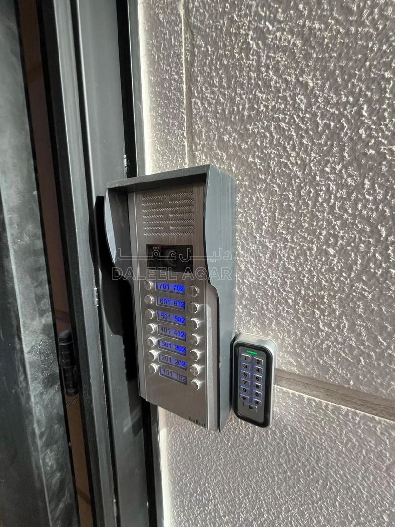 شقة في ثالث مع روف في ضاحية الياسمين تشطيب فندقي  - 85,000 دأ - صورة 1