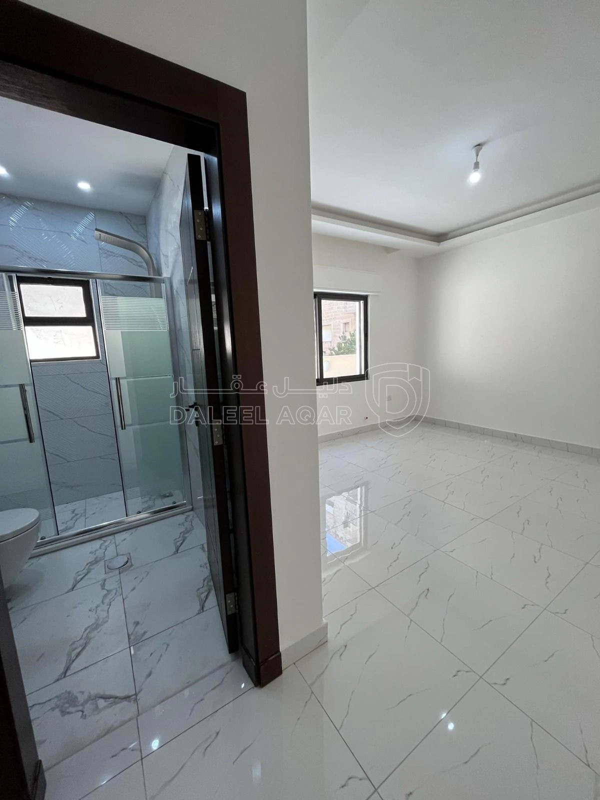 شقة في ثالث مع روف في ضاحية الياسمين تشطيب فندقي  - 85,000 دأ - صورة 1