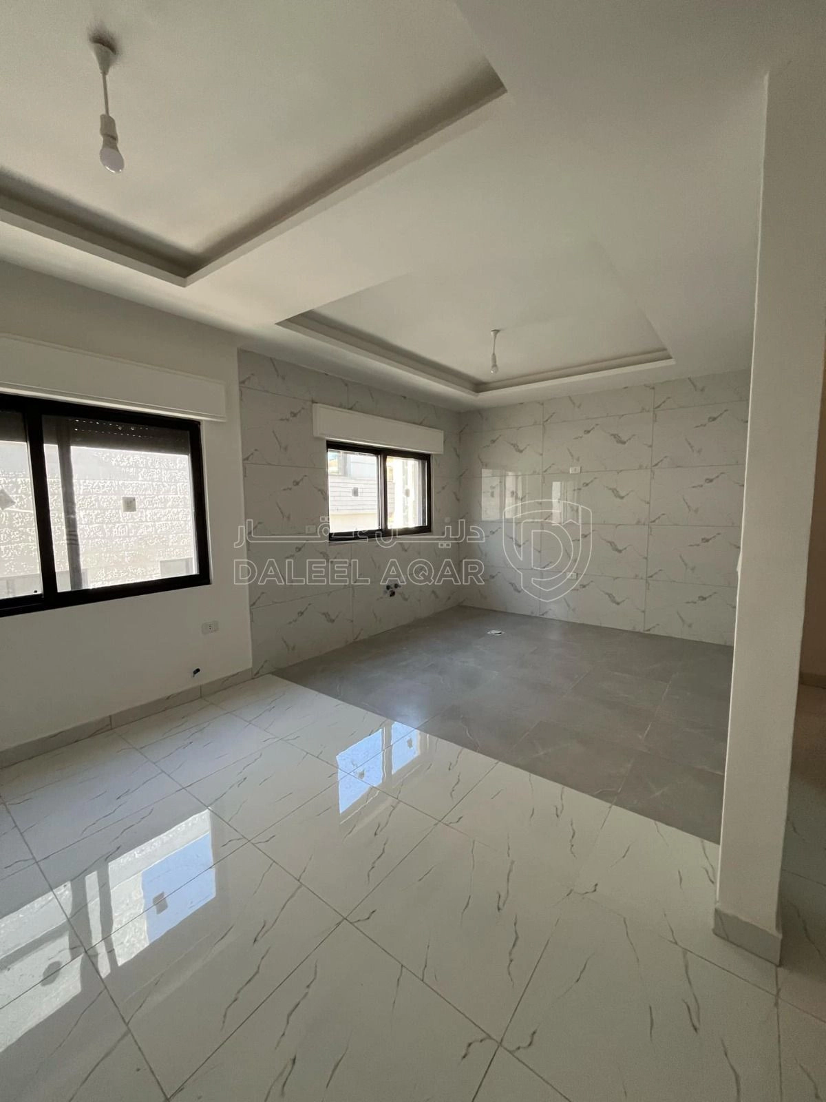 شقة في ثالث مع روف في ضاحية الياسمين تشطيب فندقي  - 85,000 دأ - صورة 1