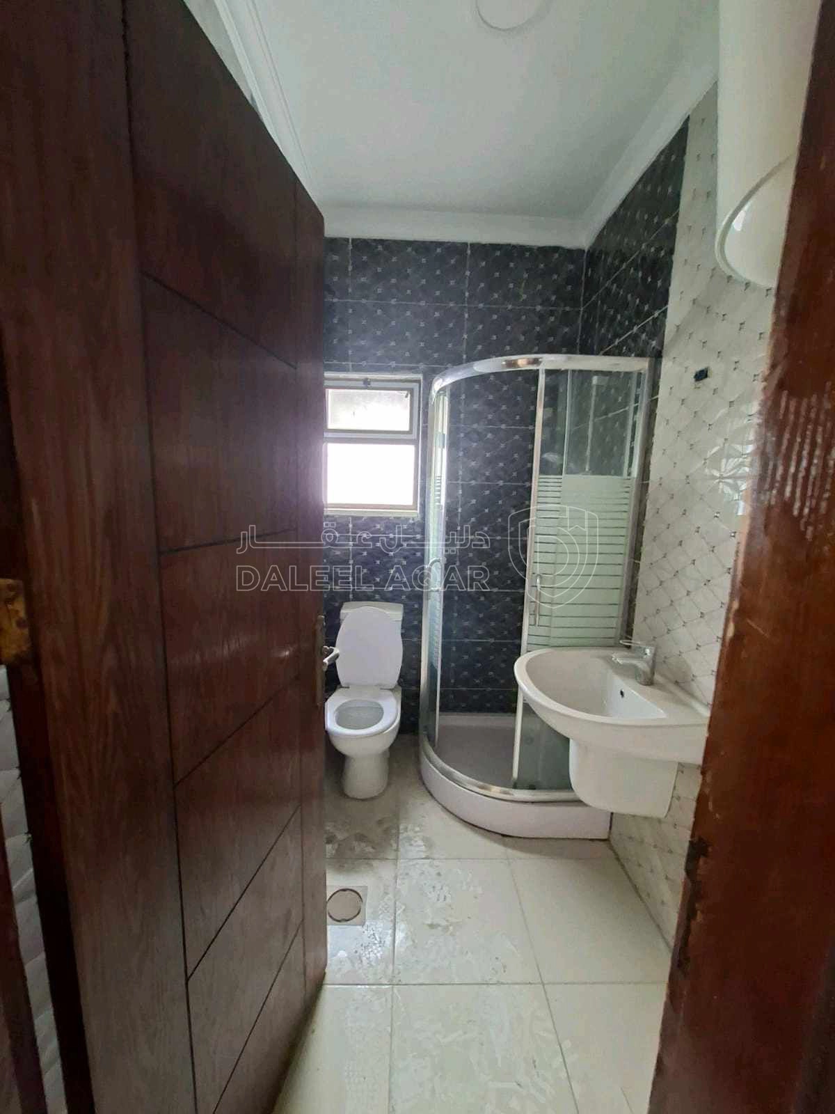 شقة في شارع الجامعة مقابل بوابة الجامعة الرئيسية خلف جراس - 50,000 دأ - صورة 1