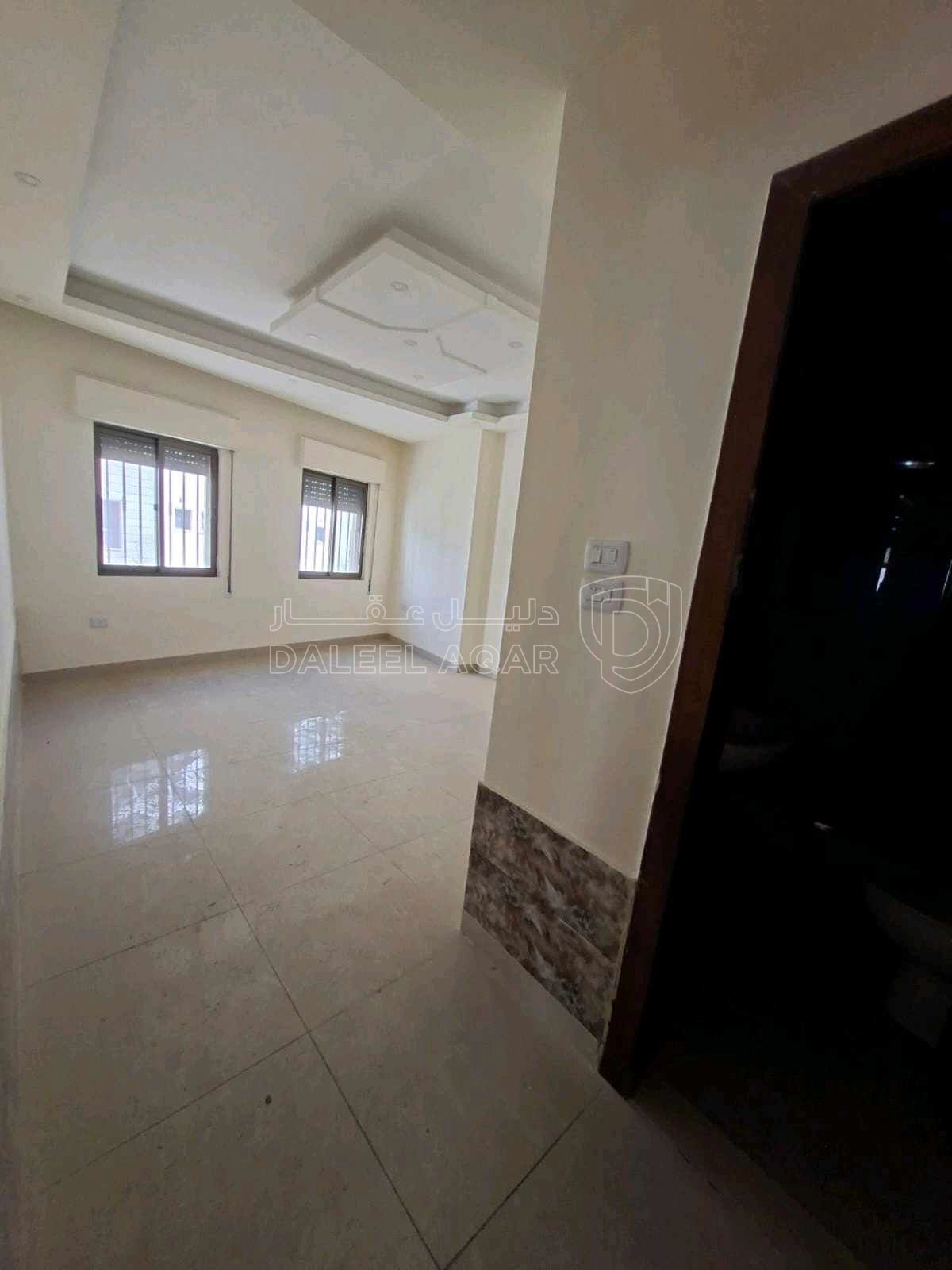 شقة في شارع الجامعة مقابل بوابة الجامعة الرئيسية خلف جراس - 50,000 دأ - صورة 1