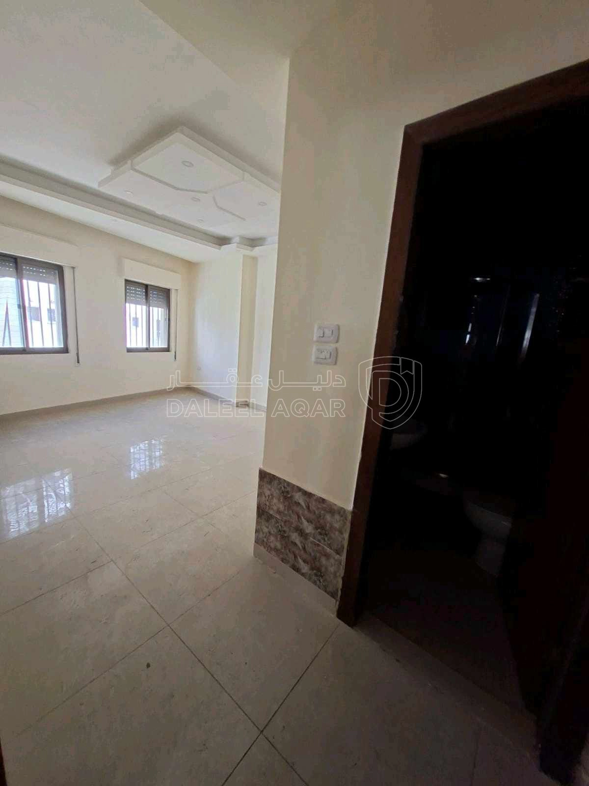 شقة في شارع الجامعة مقابل بوابة الجامعة الرئيسية خلف جراس - 50,000 دأ - صورة 1