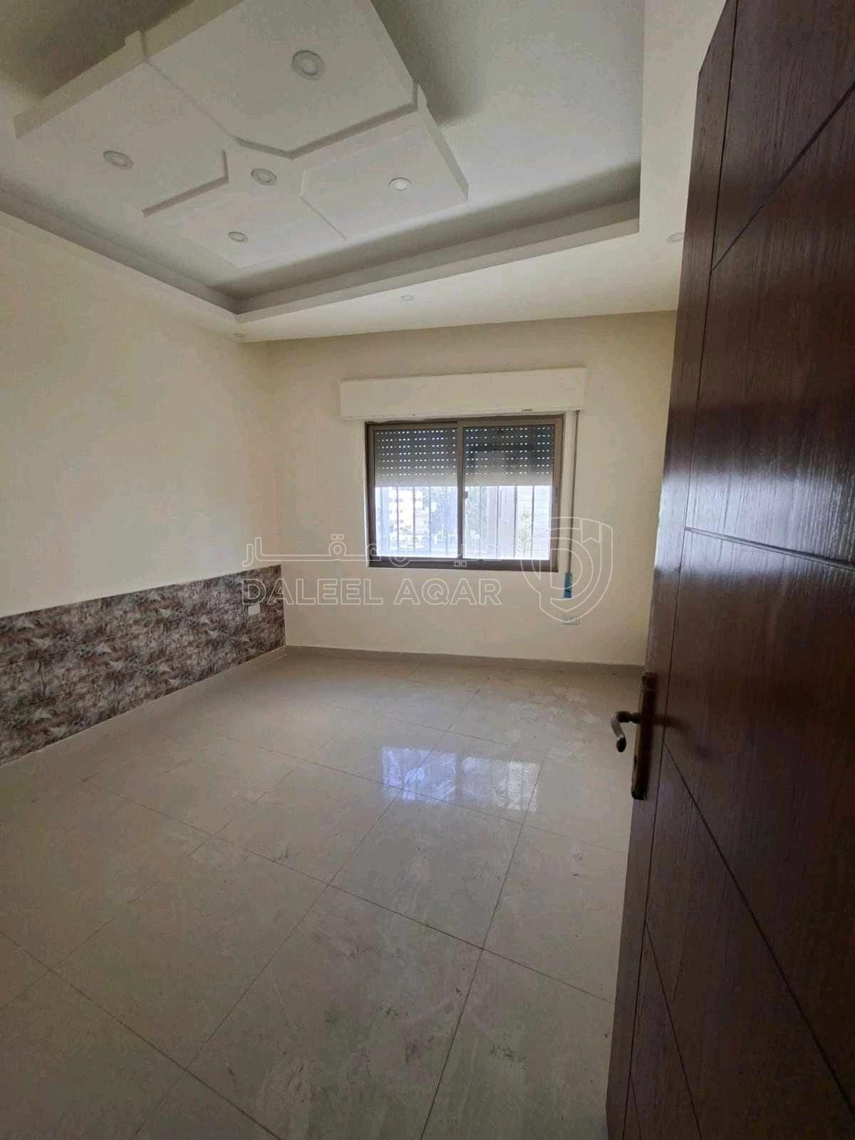 شقة في شارع الجامعة مقابل بوابة الجامعة الرئيسية خلف جراس - 50,000 دأ - صورة 1