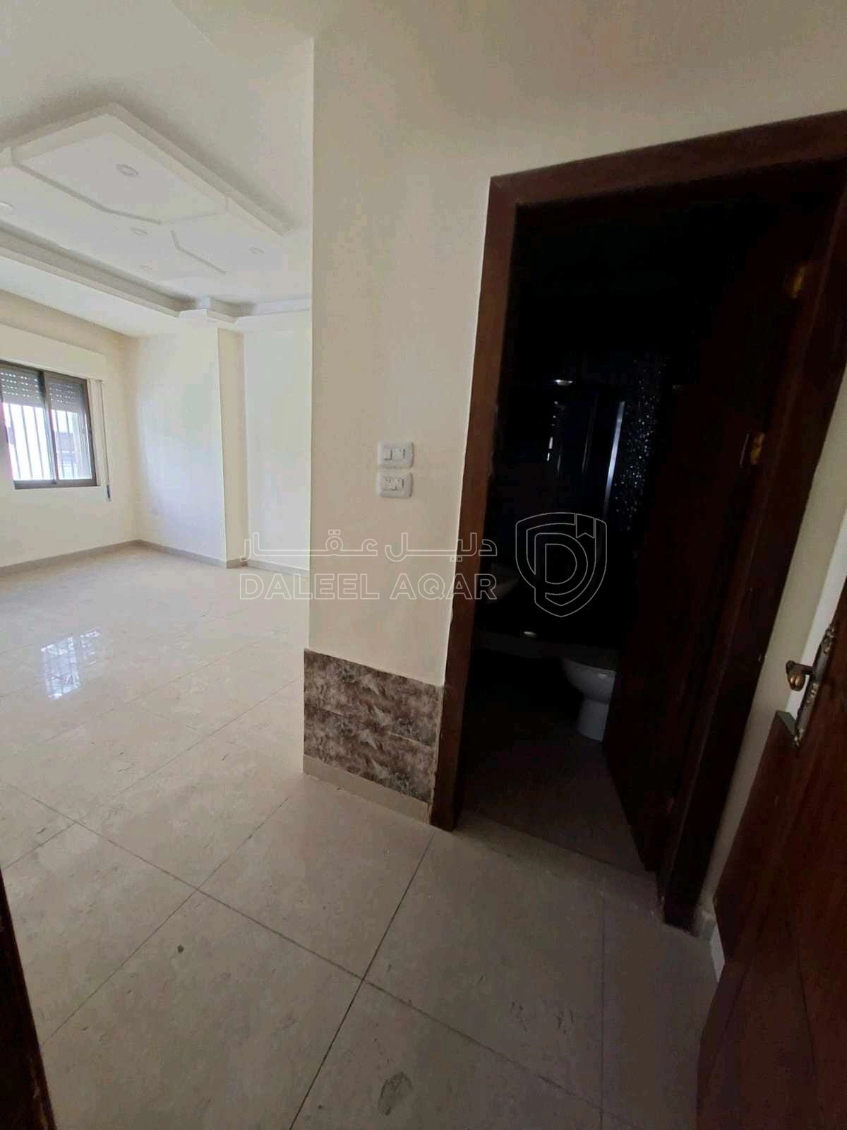 شقة في شارع الجامعة مقابل بوابة الجامعة الرئيسية خلف جراس - 50,000 دأ - صورة 1