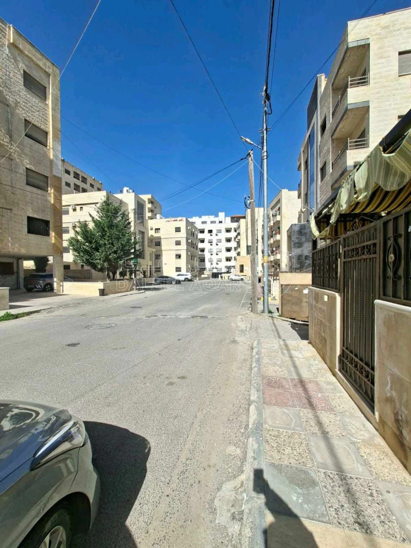 شقة في شارع الجامعة مقابل بوابة الجامعة الرئيسية خلف جراس - 50,000 دأ - صورة 1