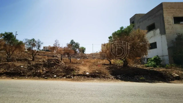 أرض - زبدة فركوح بالقرب من ملعب نادي الحسين ومستشفى بسمة - 69000 دأ
