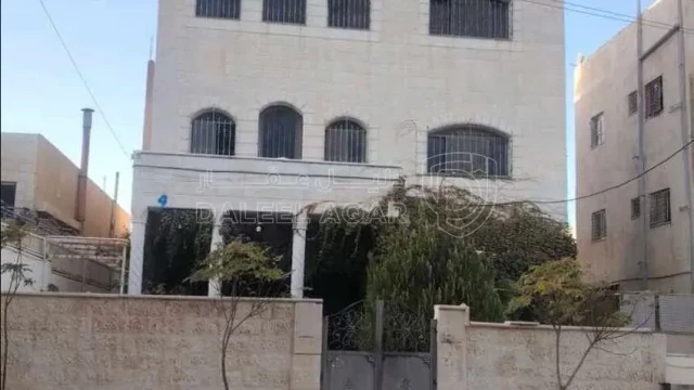 مبنى - عمان القويسمة ام نوارة عند مدرسة ام نوارة الباب الخلفي امامه في ضغط عالي بتدخل بتلاقي العمارة رقم 4 شارع تل الزعفران - 170000 دأ
