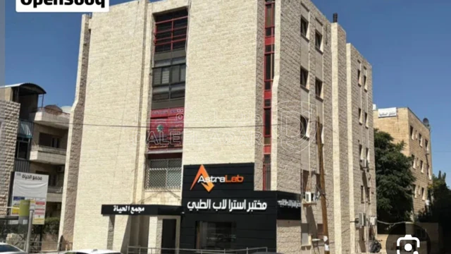 مكتب/تجاري - جبل الحسين قرب مستشفى الامل مجمع الحياة - 40000 دأ