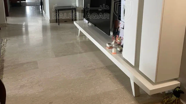 شقة في دوبلكس أرضي فاخر للبيع شبه ڤيلا بحديقة خاصة وكراج  - 300,000 دأ - صورة NaN