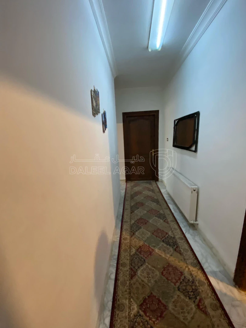 شقة في شقة للبيع طابق ثالث مع روف بالقرب من دوار الشعب  - 120,000 دأ - صورة 1