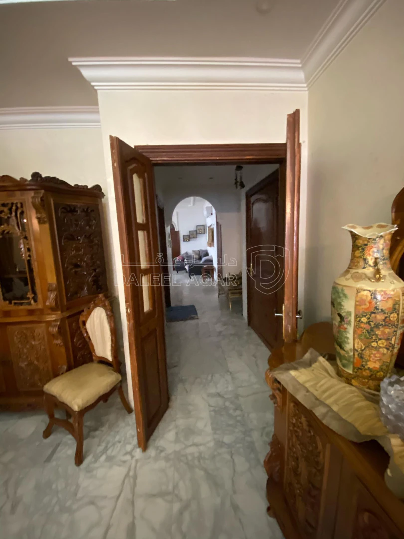 شقة في شقة للبيع طابق ثالث مع روف بالقرب من دوار الشعب  - 120,000 دأ - صورة 1