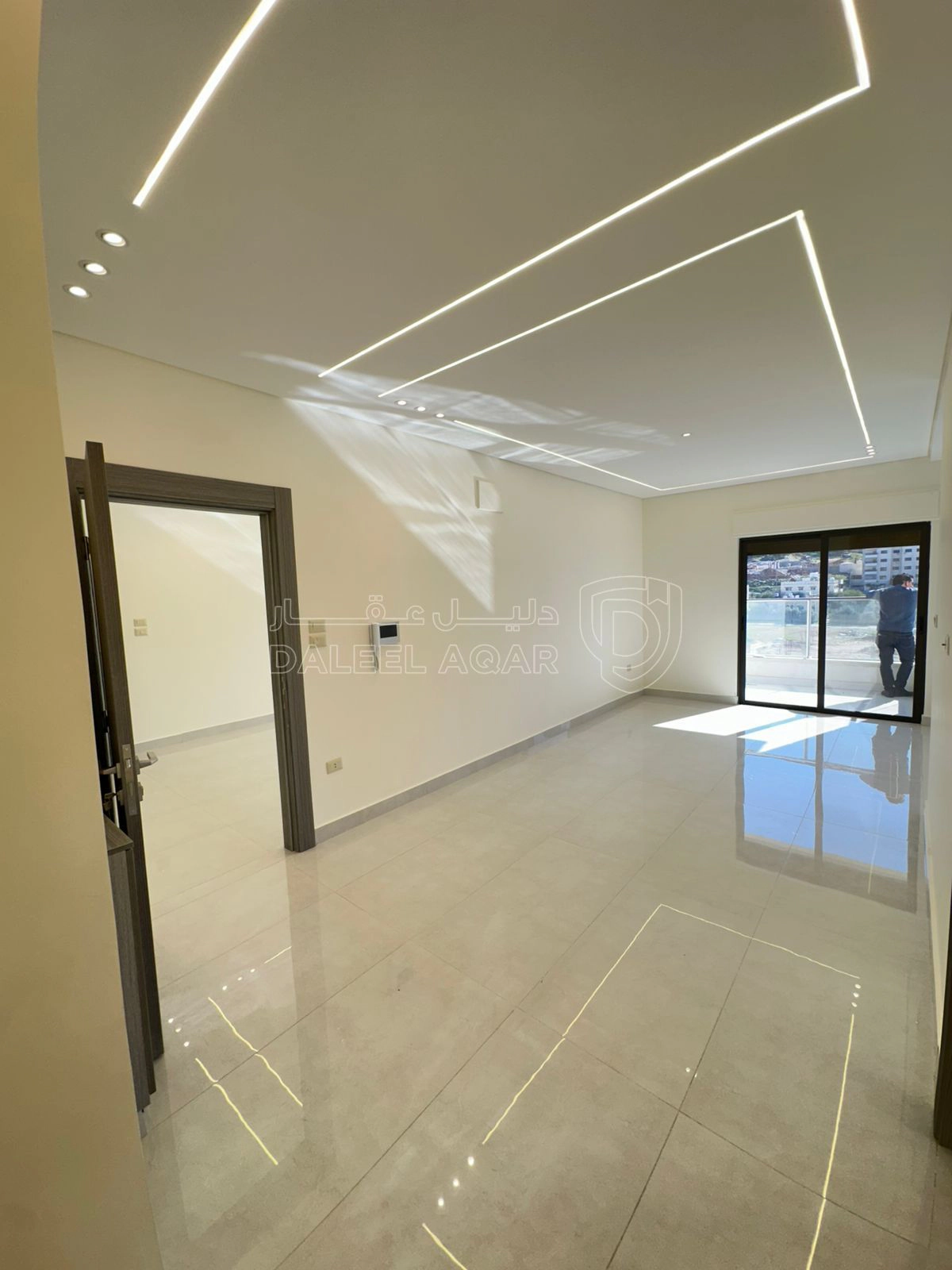 شقة في تبعد 2.5 كم عن شارع المطار  - 65,000 دأ - صورة 1