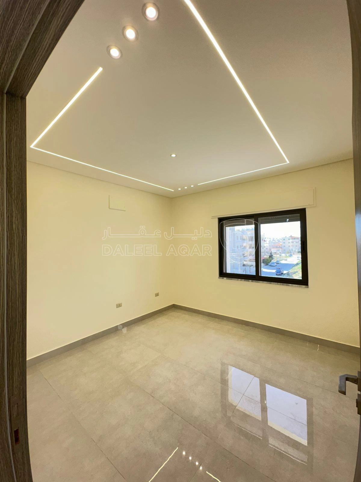 شقة في تبعد 2.5 كم عن شارع المطار  - 65,000 دأ - صورة 1