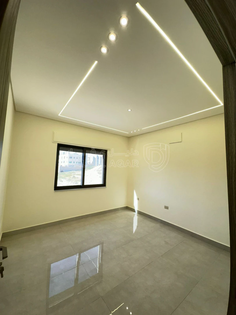 شقة في تبعد 2.5 كم عن شارع المطار  - 65,000 دأ - صورة 1