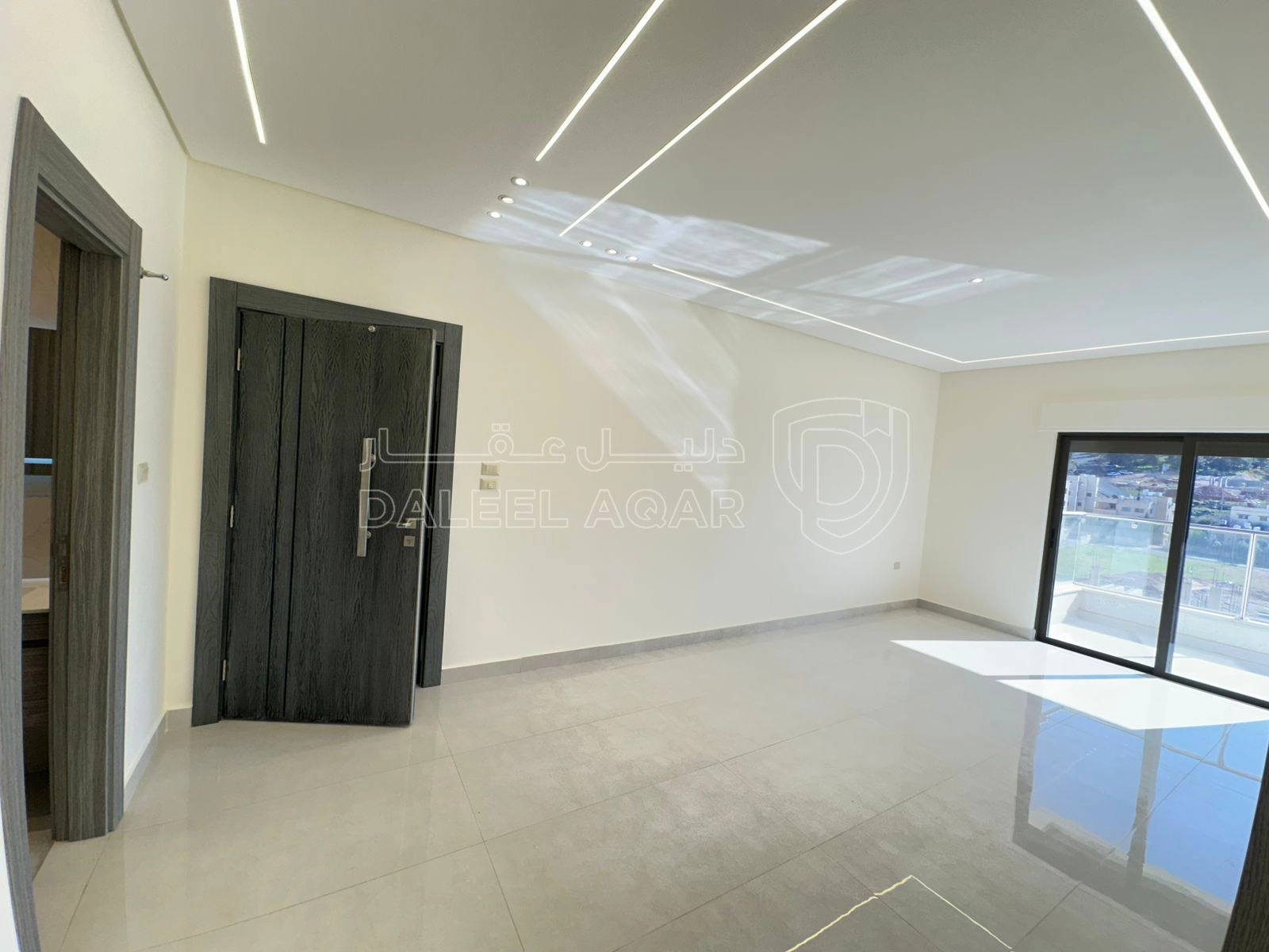 شقة في تبعد 2.5 كم عن شارع المطار  - 65,000 دأ - صورة 1