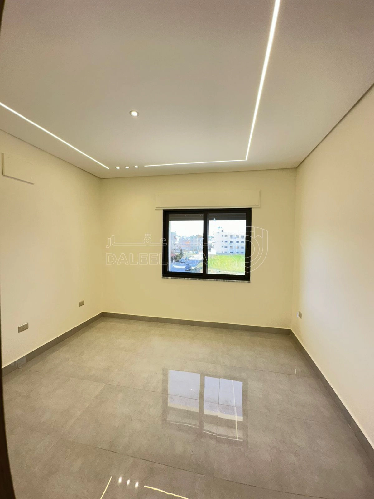 شقة في تبعد 2.5 كم عن شارع المطار  - 65,000 دأ - صورة 1